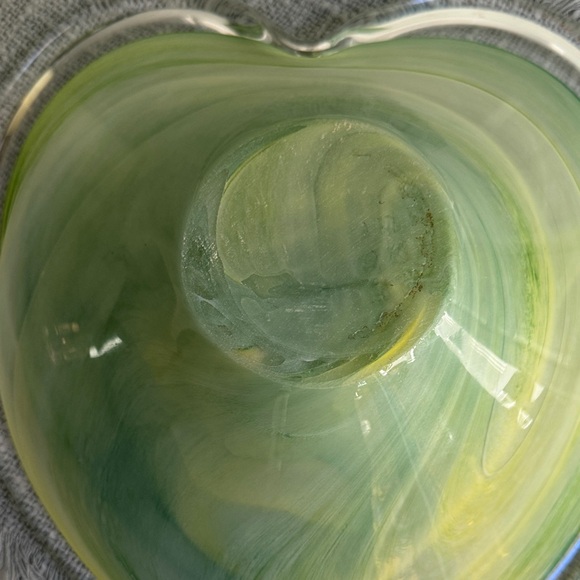 Green Heart-Shaped Glass Bowl - Picture 4 of 6